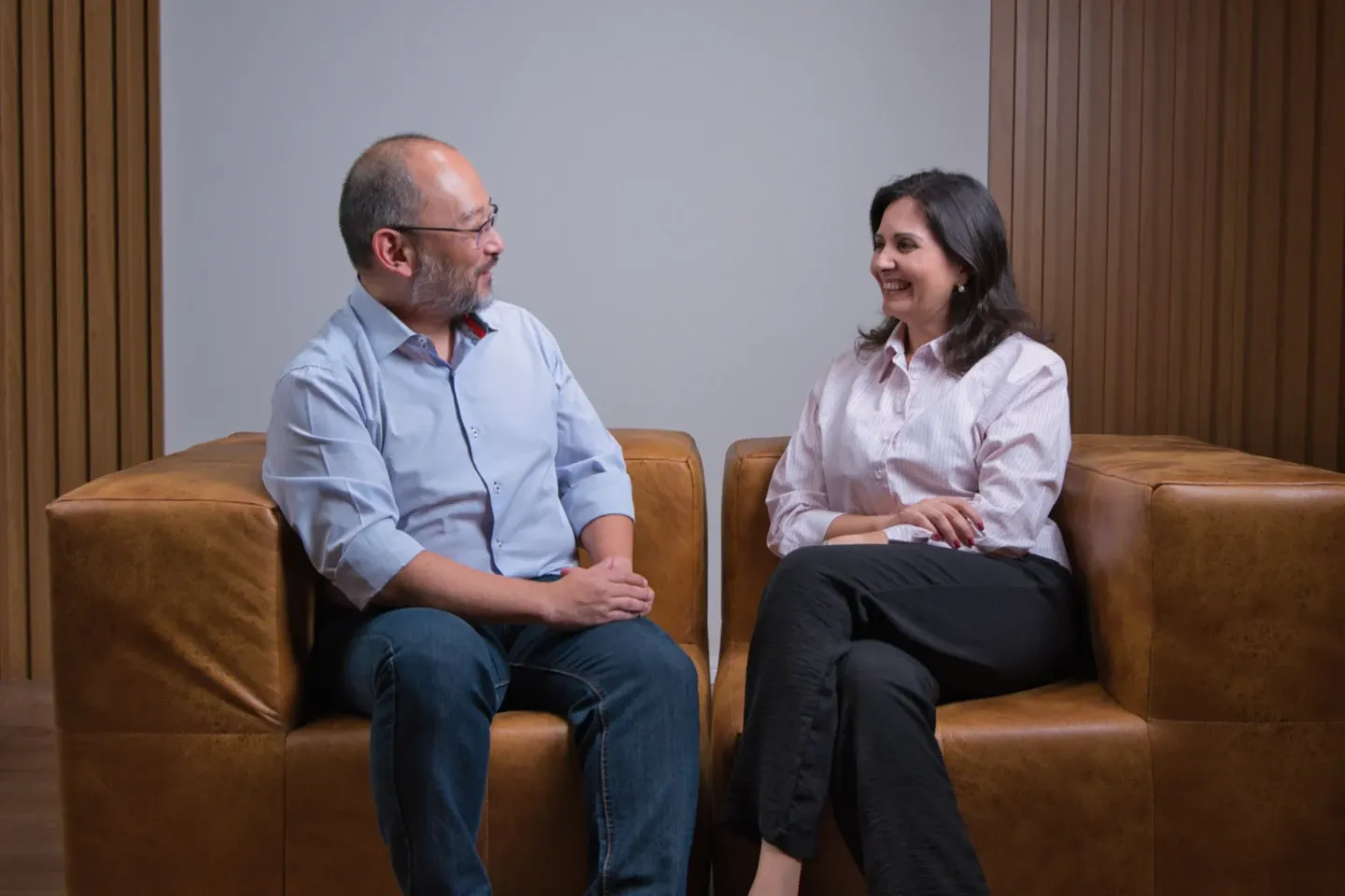 Fábio e Viviane Ito conversando no consultório do Ser e Conviver