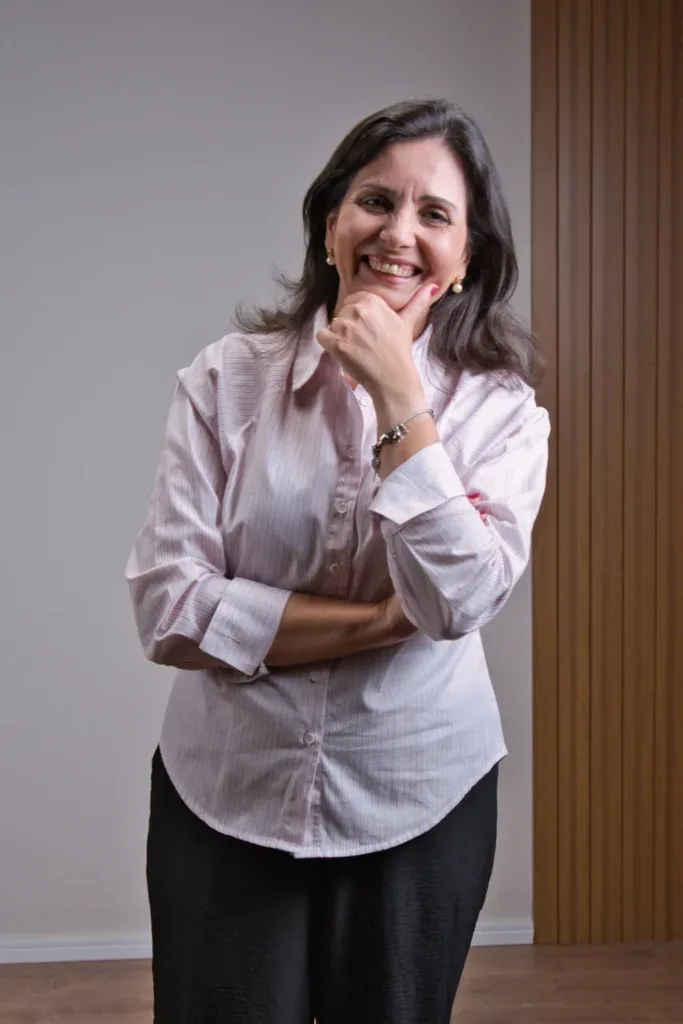 Retrato de Viviane Ito, psicóloga do Ser e Conviver